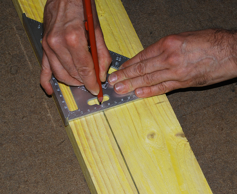 Utilisation de l'équerre à chevron aluminium RAFTER avec un crayon à mine