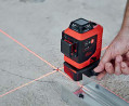 Laser lino L6R multi ligne rouge en utilisation sur le sol