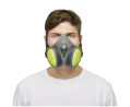 Homme avec tee shirt blanc portant le demi masque filtrant jetable