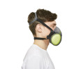 Homme avec tee shirt blanc portant le demi masque filtrant jetable