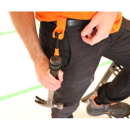 Une homme testant le système d'attache bungi mis sur sa ceinture avec un marteau