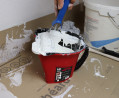 Le seau pro handy paint avec un liner pro rempli de peinture blanche
