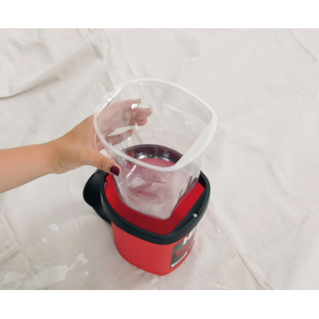 Une personne mettant un liner Medium bac transparent dans un seau à peinture