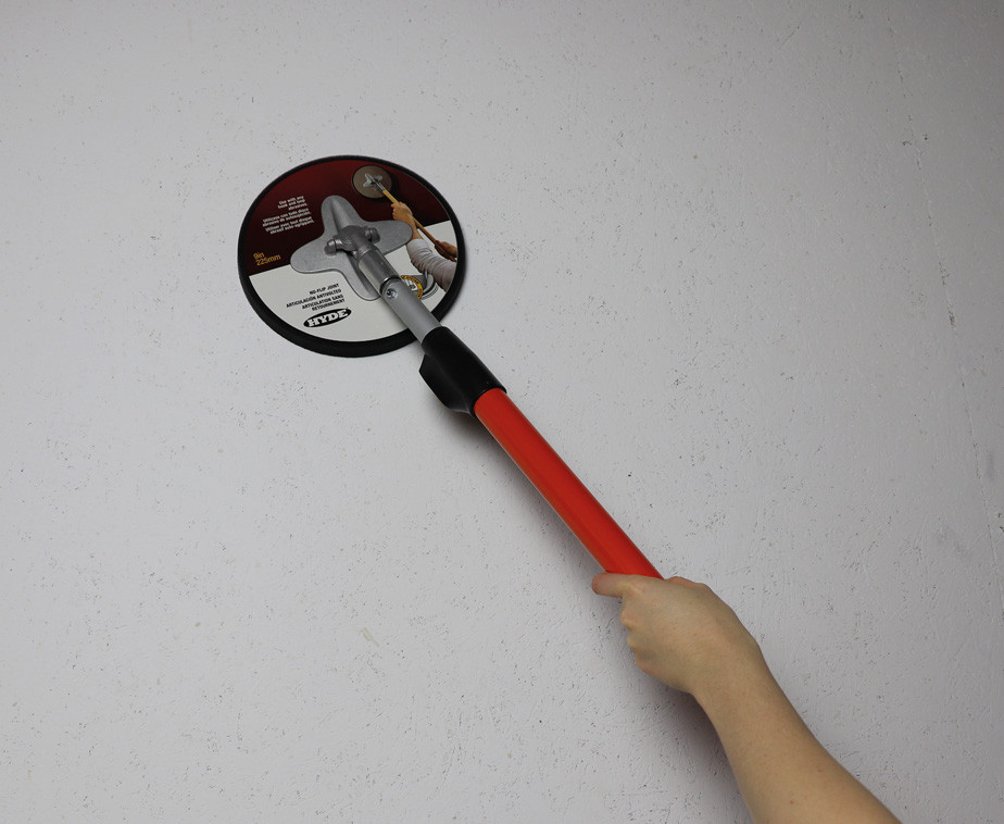 Utilisation du lot ponceuse circulaire avec la perche sur un mur