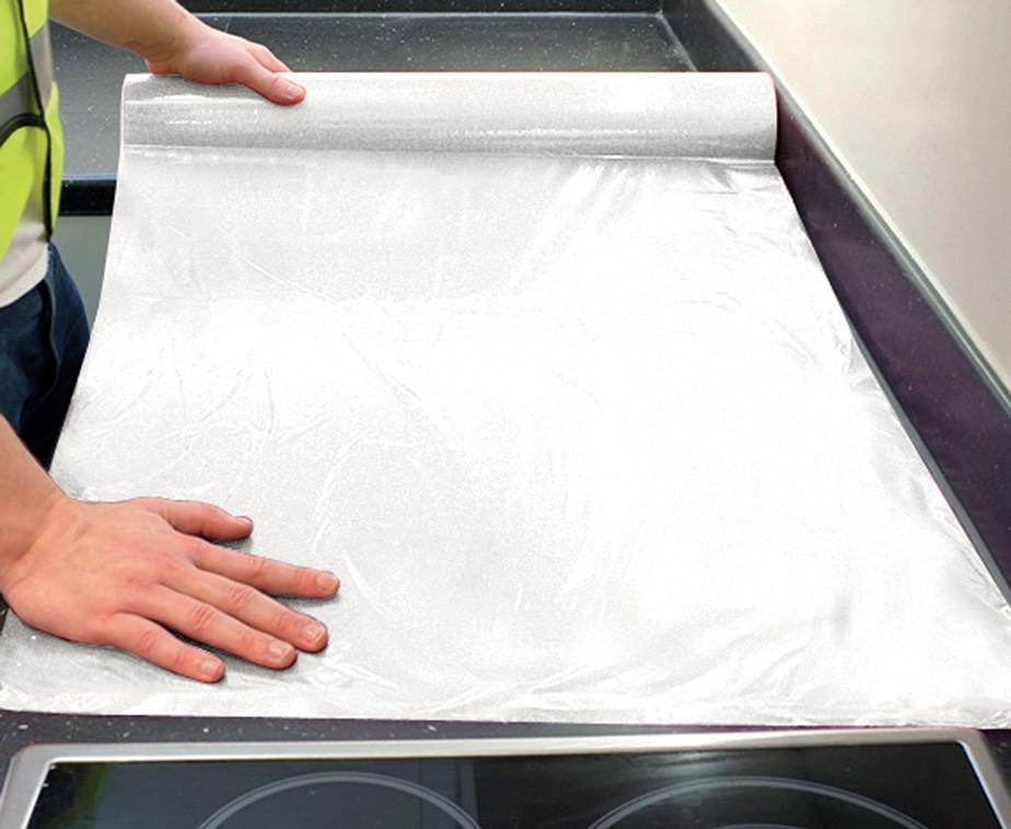 Bâche de protection auto adhésive en train d'être déballée