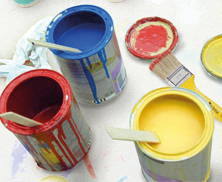 Des pots de peinture sur la bâche de protection auto adhésive