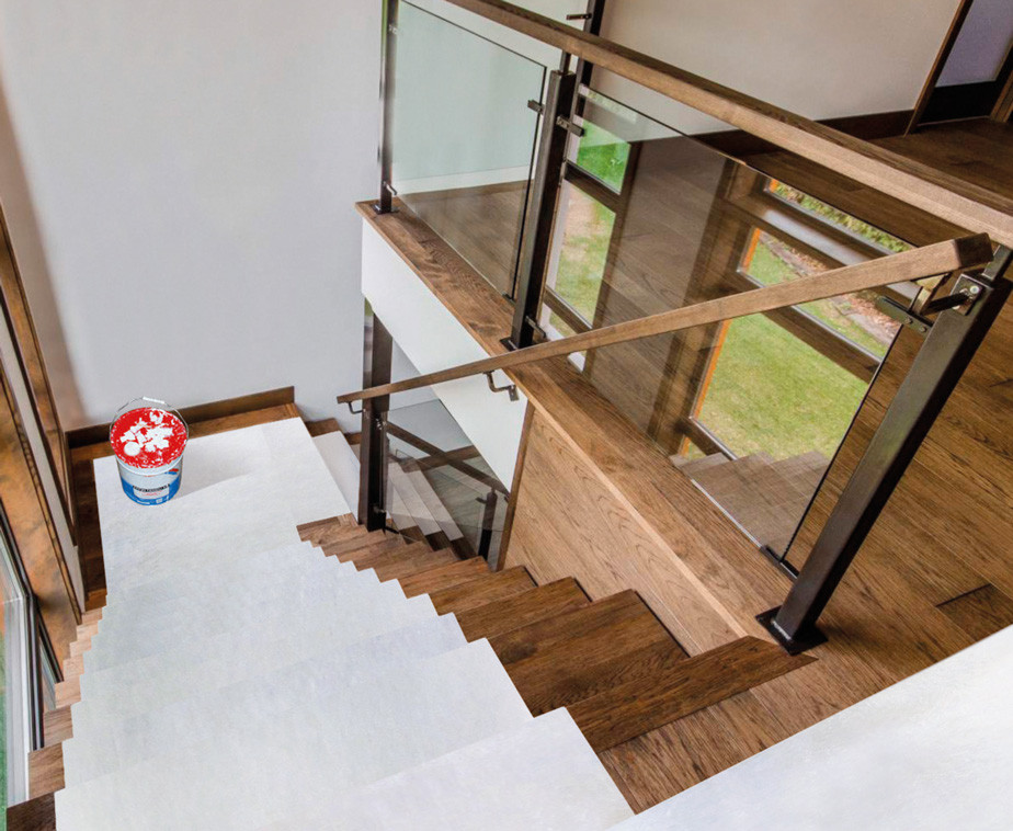 La bâche de protection auto adhésive dans des escaliers