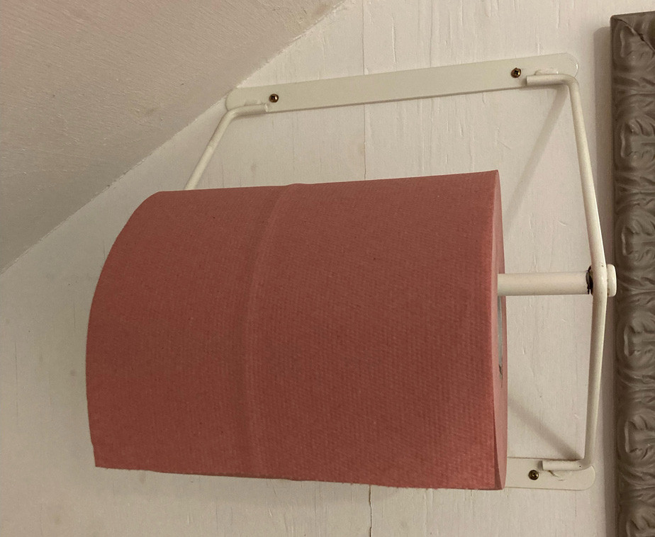 Bobine d'essuyage sur un dévidoir fixer sur un mur