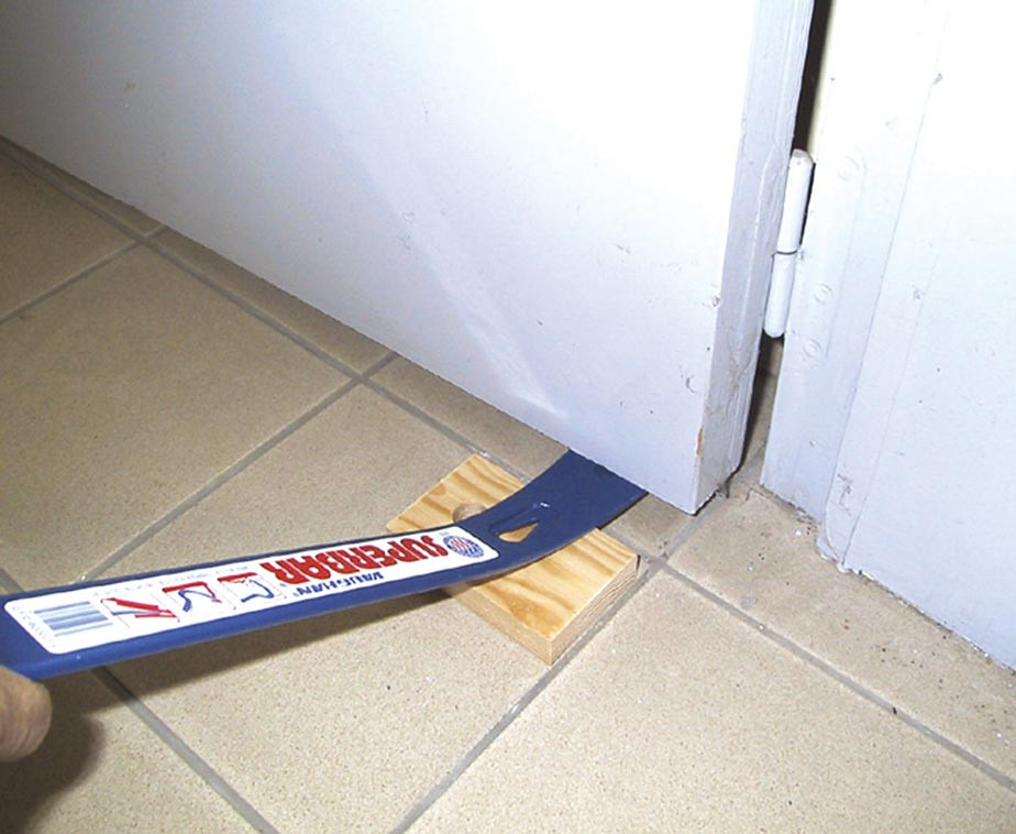 Utilisation du pied de biche sur le bas d'une porte intérieure