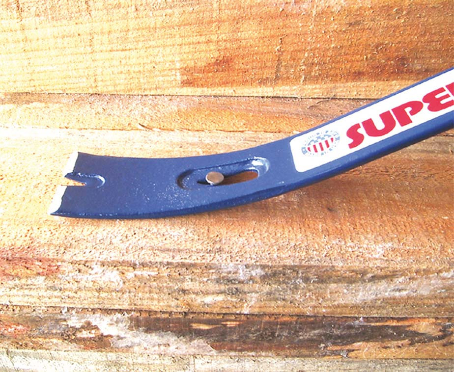 Pied de biche et arrache-clous Superbar en train d'enlever un clous dans un plancher