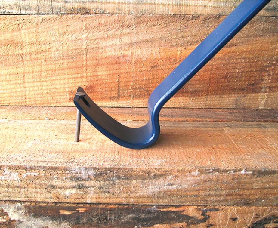 Pied de biche et arrache-clous Superbar en train d'enlever un clous dans un plancher