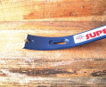 Pied de biche et arrache-clous Superbar en train d'enlever un clous dans un plancher