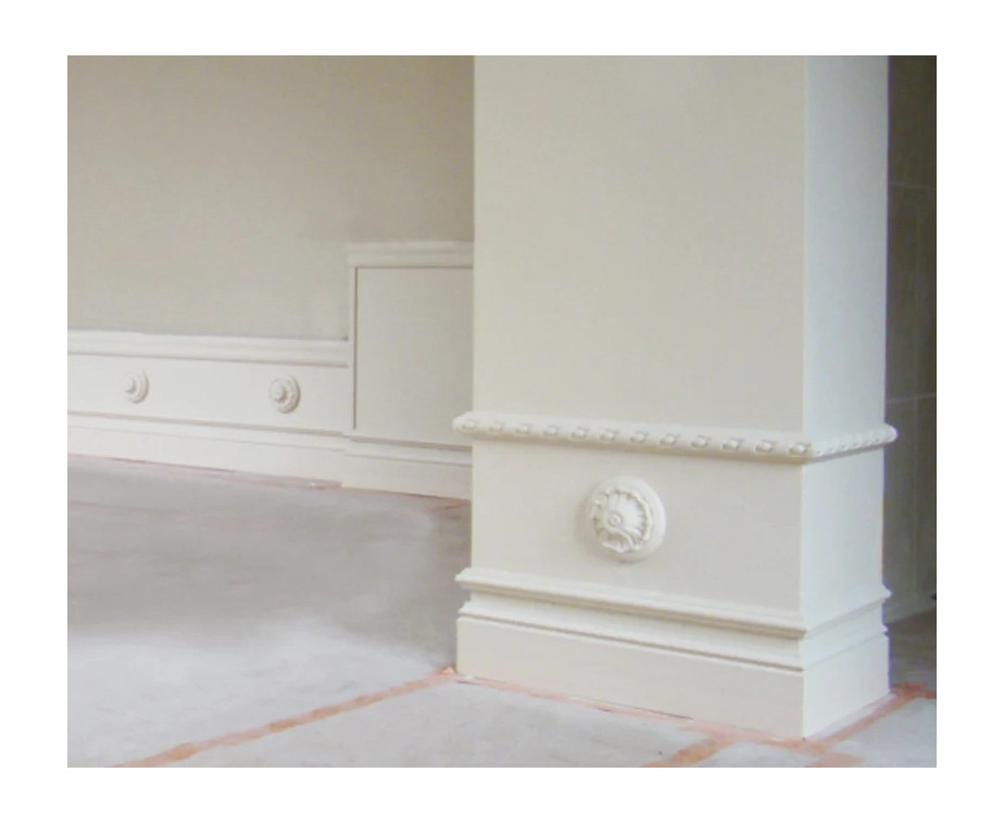 Rosace de plafond polyuréthane Orac R10 sur un mur