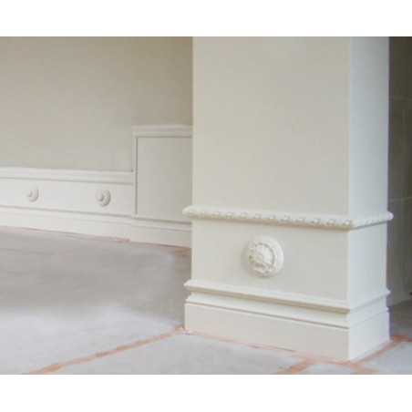 Rosace de plafond polyuréthane Orac R10 sur un mur