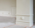 Rosace de plafond polyuréthane Orac R10 sur un mur