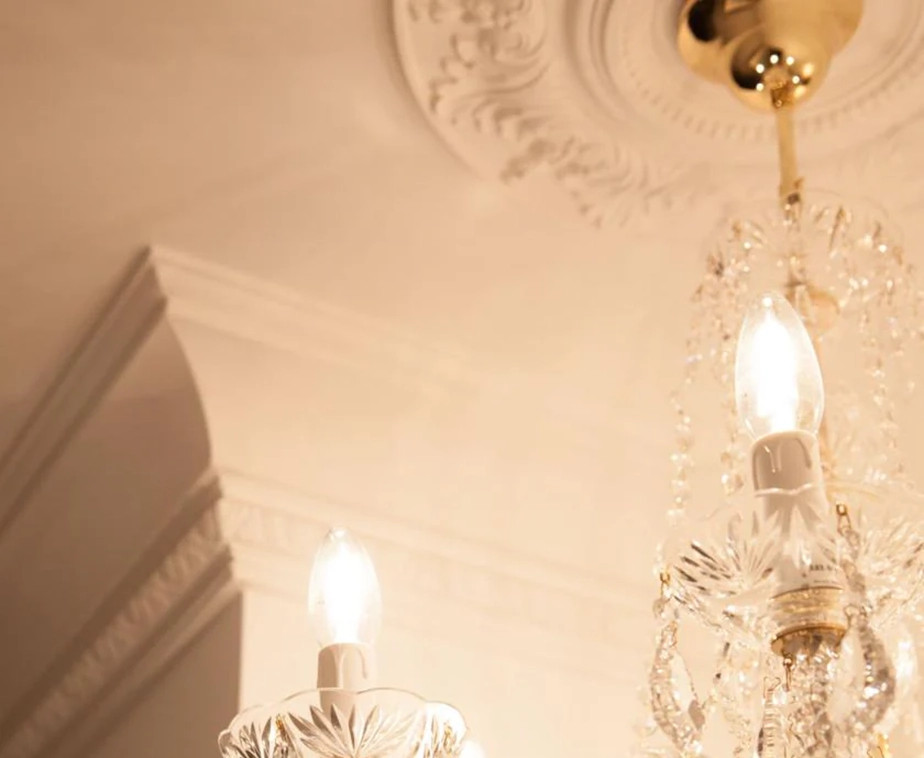 Rosace R17 au plafond avec un lustre