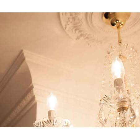 Rosace R17 au plafond avec un lustre