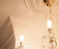 Rosace R17 au plafond avec un lustre