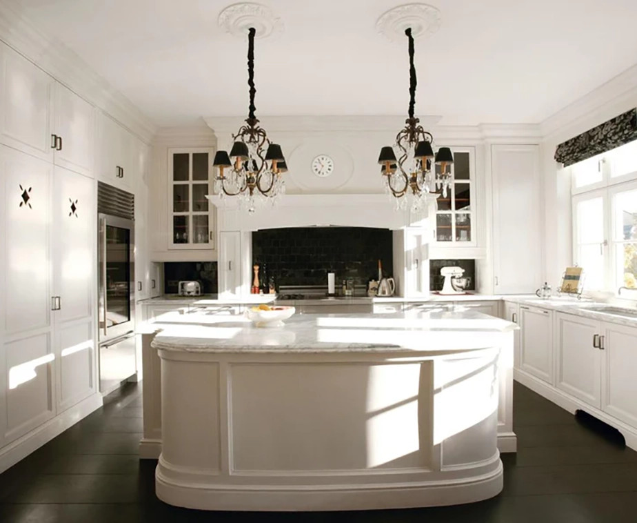 Deux rosaces Orac Decor R17 au plafond dans une cuisine moderne