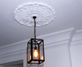 Rosace de plafond R27 polyuréthane ornée de motifs de feuilles