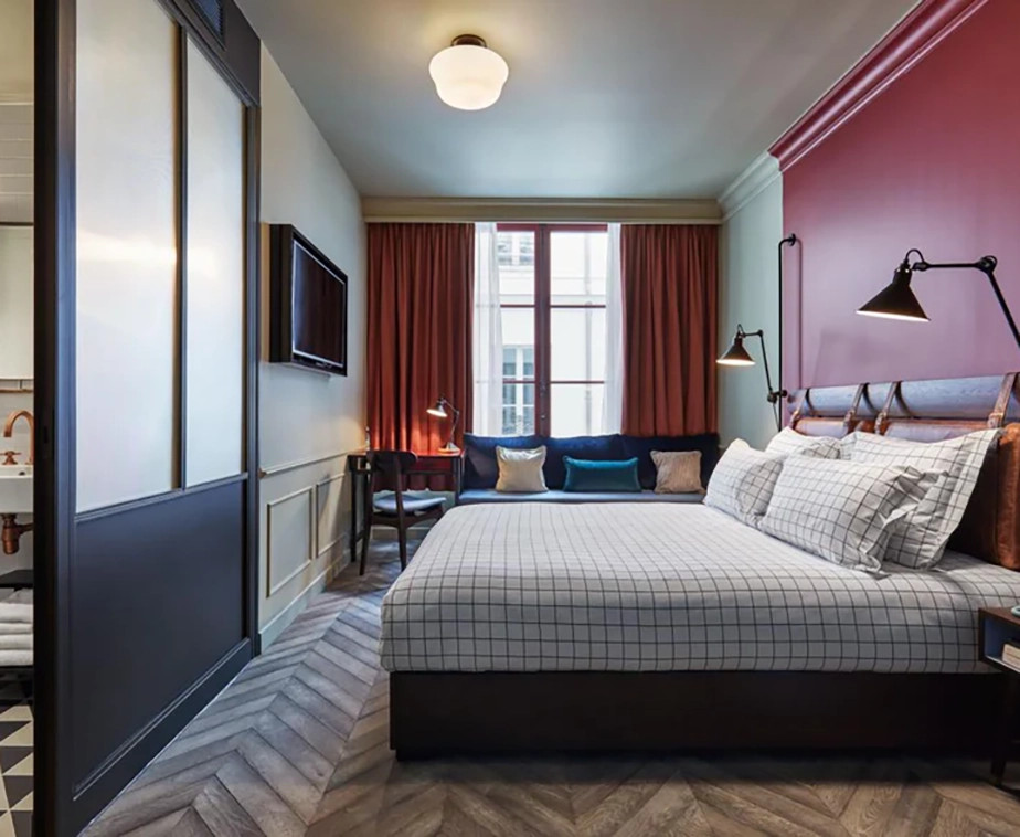 Une chambre dans un appartement parisien avec des corniches C215 au plafond