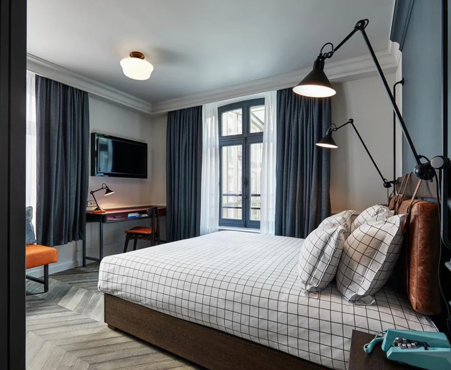 Une chambre dans un appartement parisien avec des corniches C215 au plafond