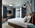 Une chambre dans un appartement parisien avec des corniches C215 au plafond