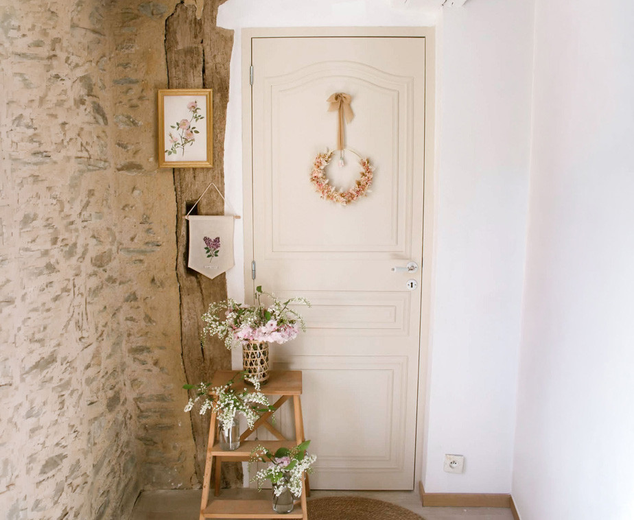 Résultat d'une rénovation d'une porte intérieure de 83 cm avec le kits d'habillage de portes classique chapeau de gendarme