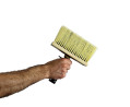 Un homme tenant une brosse rectangulaire manche PVC