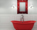 Salle de bain avec une baignoire et une miroir rouge avec sur le mur plusieurs panneaux d'habillage collés