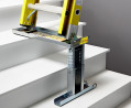 taquet d'escalier Ladder-Aide Pro dans un escalier avec une échelle