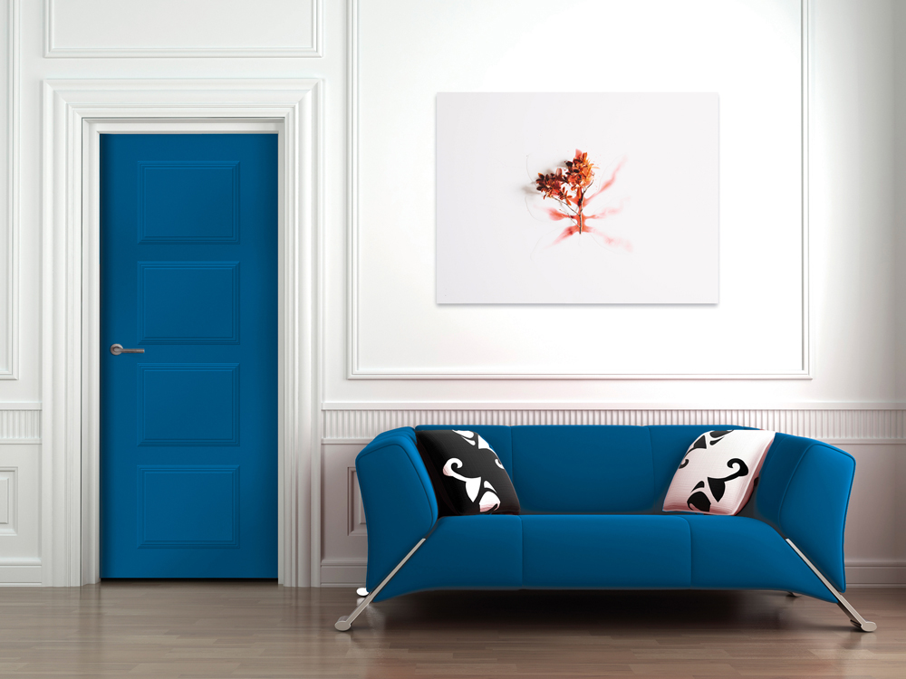 Un salon avec des moulures sur les murs, une porte et un canapé de couleur bleu