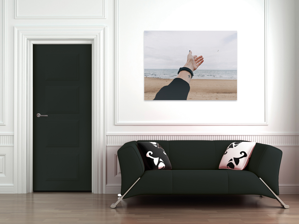 Un salon avec des moulures sur les murs, une porte et un canapé de couleur noir