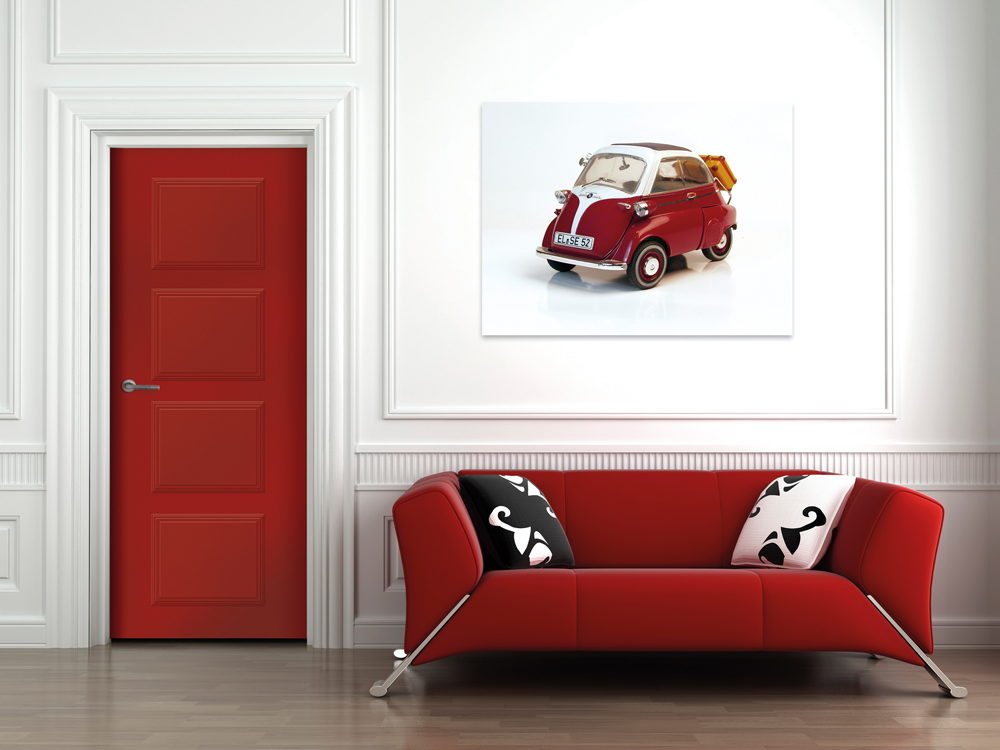Un salon avec des moulures sur les murs, une porte et un canapé de couleur rouge
