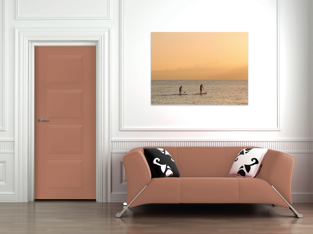Un salon avec des moulures sur les murs, une porte et un canapé de couleur taupe