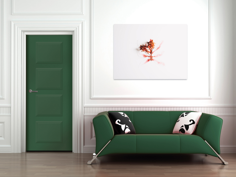 Un salon avec des moulures sur les murs, une porte et un canapé de couleur vert