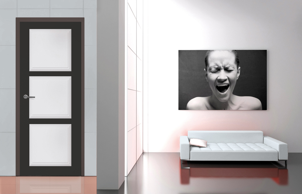 L'entrée d'une maison avec un mur et canapé avec une ambiance moderne couleur blanc et noir et un tableau comportant une femme qui crie