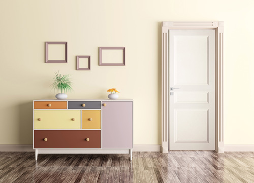 L'entrée d'une pièce comportant un sol avec un parquet, un meuble de plusieurs couleurs et une porte de couleur blanc cassé