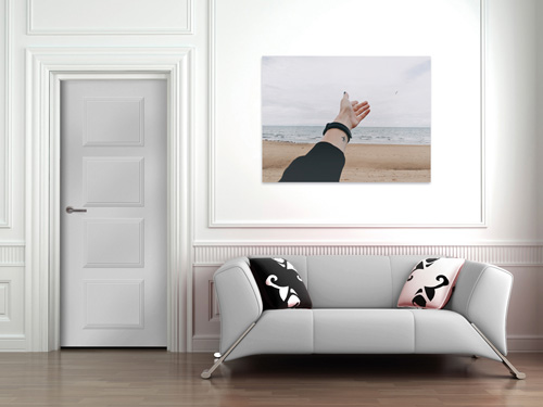 Un salon avec des moulures sur les murs, une porte et un canapé de couleur blanche