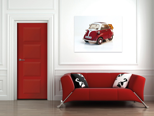 Un salon avec des moulures sur les murs, une porte et un canapé de couleur rouge