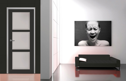 L'entrée d'une maison avec un mur et canapé avec une ambiance moderne couleur blanc et noir et un tableau comportant une femme qui crie