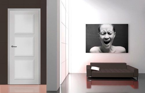 L'entrée d'une maison avec un mur et canapé couleur noir