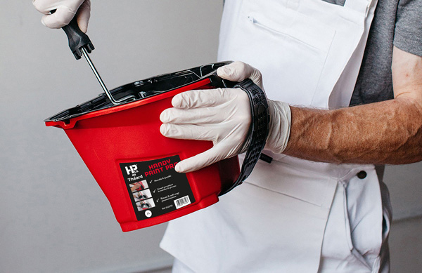 Un artisan peintre portant un seau handy paint