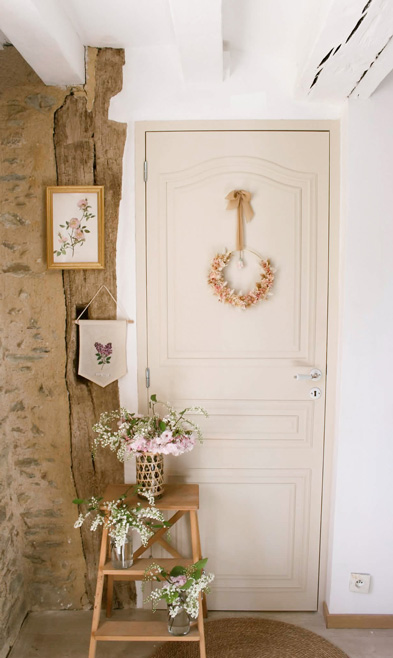 L'entrée d'une maison ou appartement avec une décoration moderne rouge et blanche