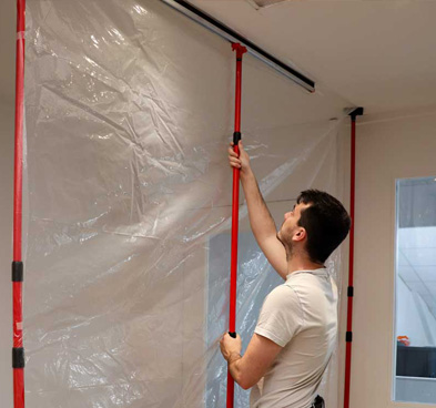 Une personne portant un lot jupaso avec des outils sur un chantier