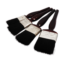 Un lot de 4 brosses noires pures soies